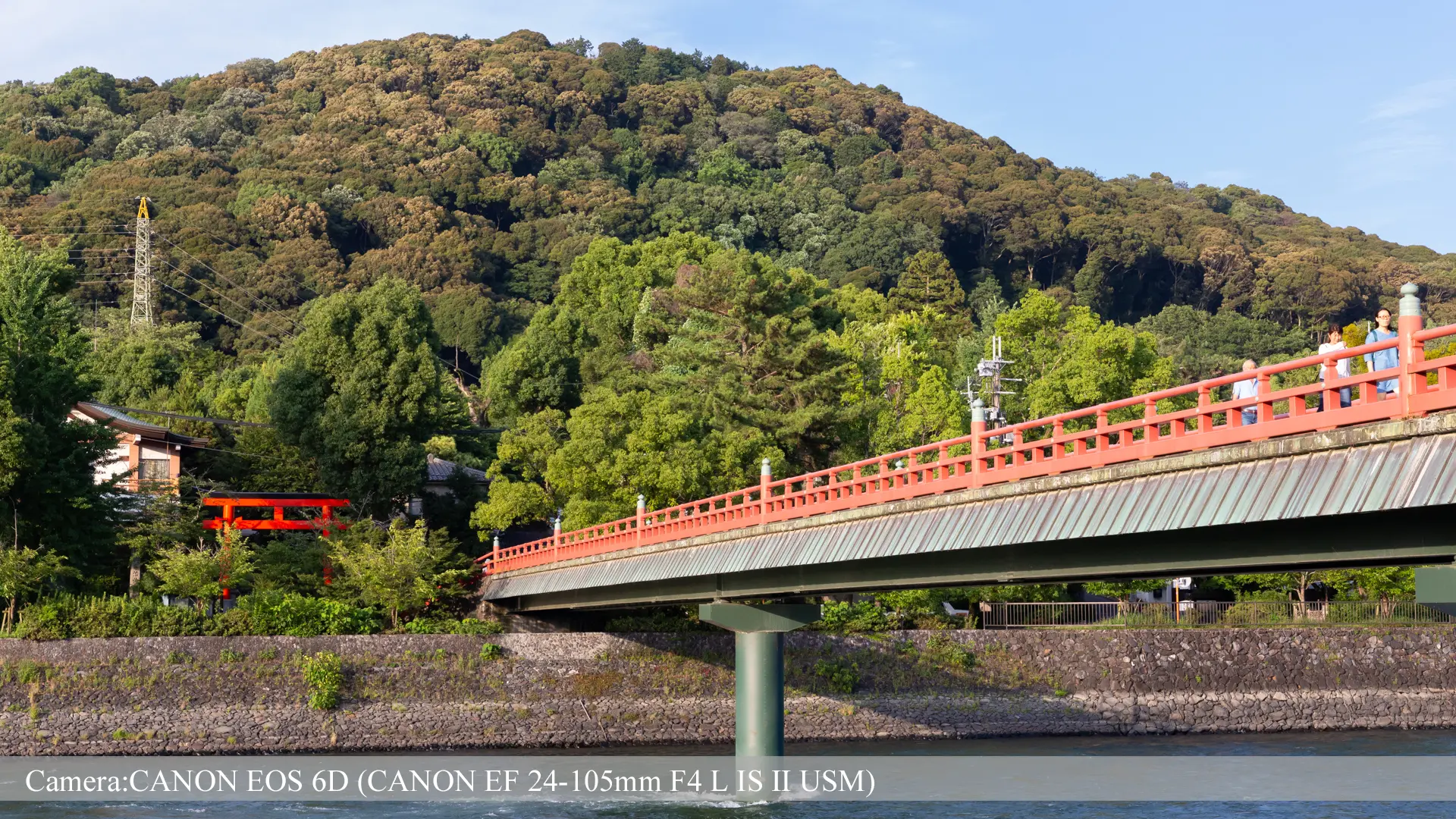 宇治神社鳥居と朝霧橋（塔の島から望む）