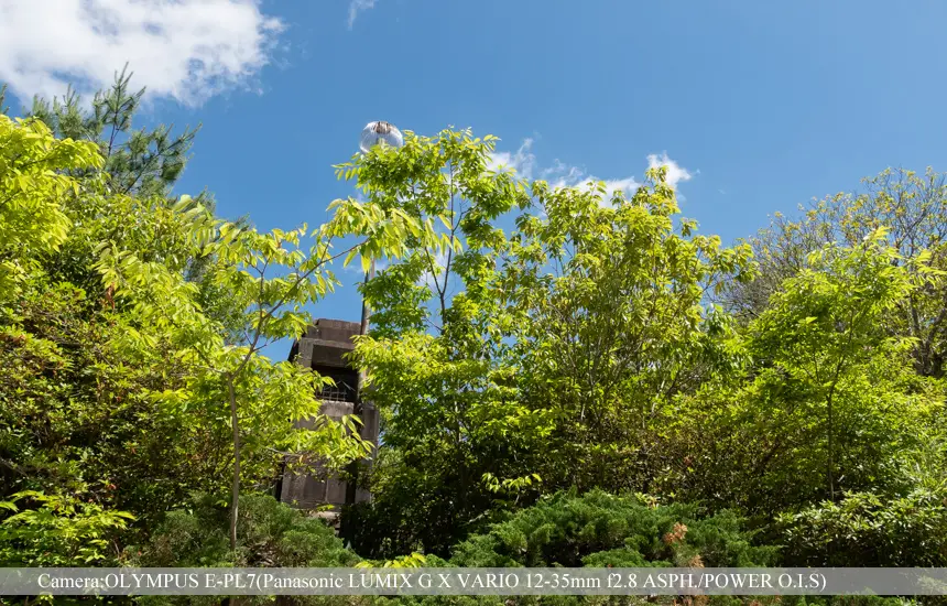 船岡山公園　木立の中のラジオ塔