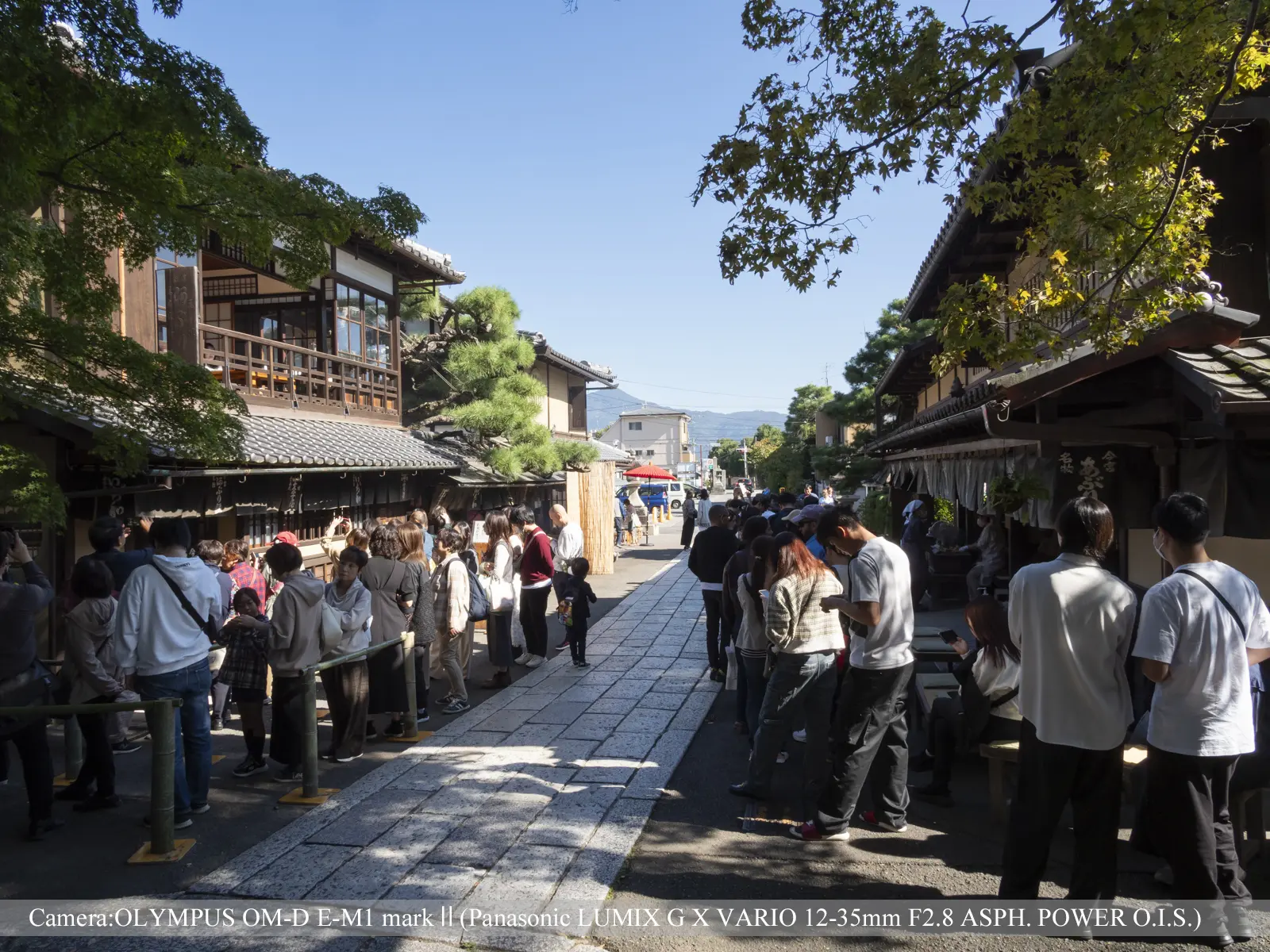 あぶり餅を待つ行列