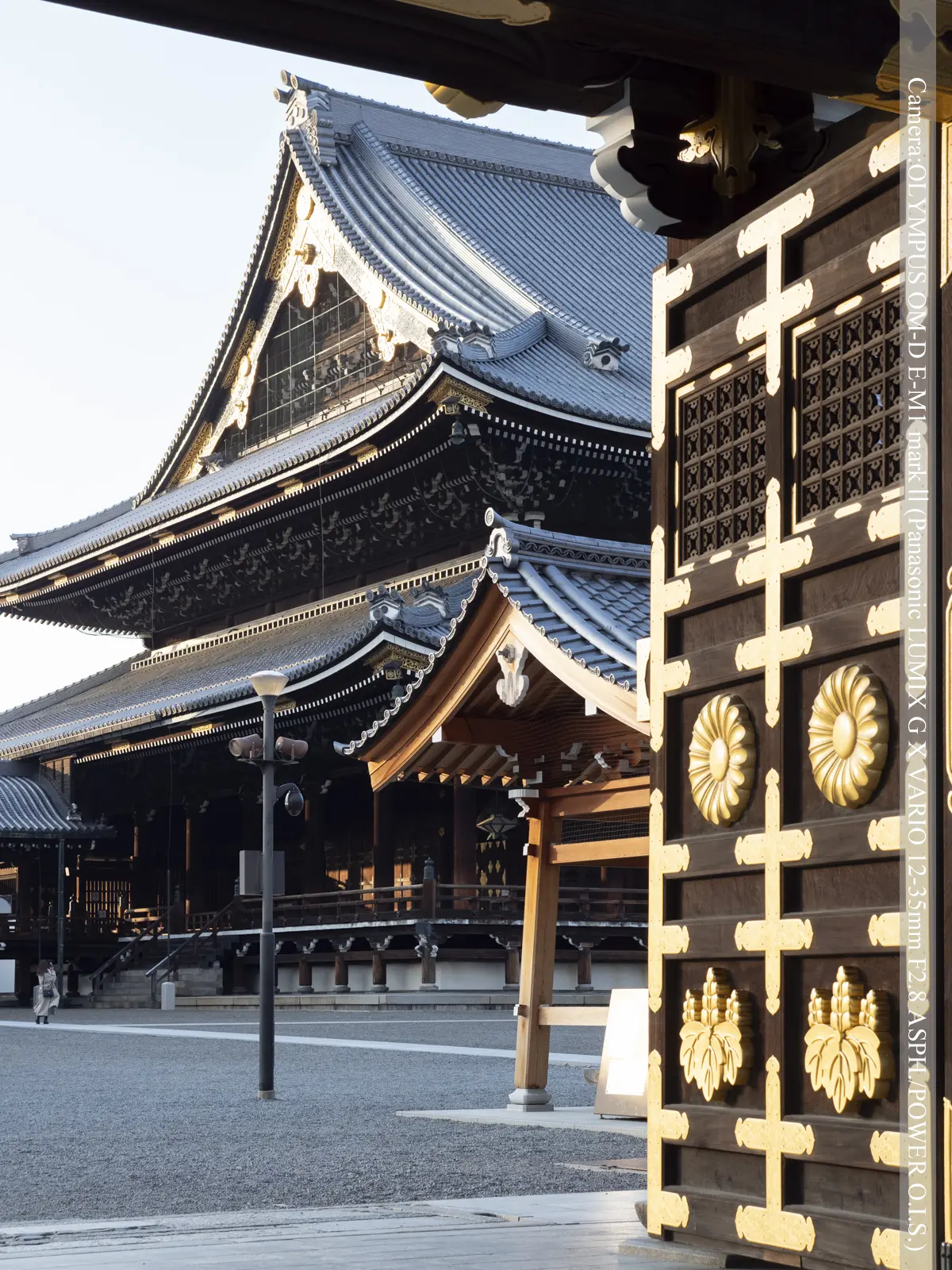 東本願寺阿弥陀堂門より境内を望む