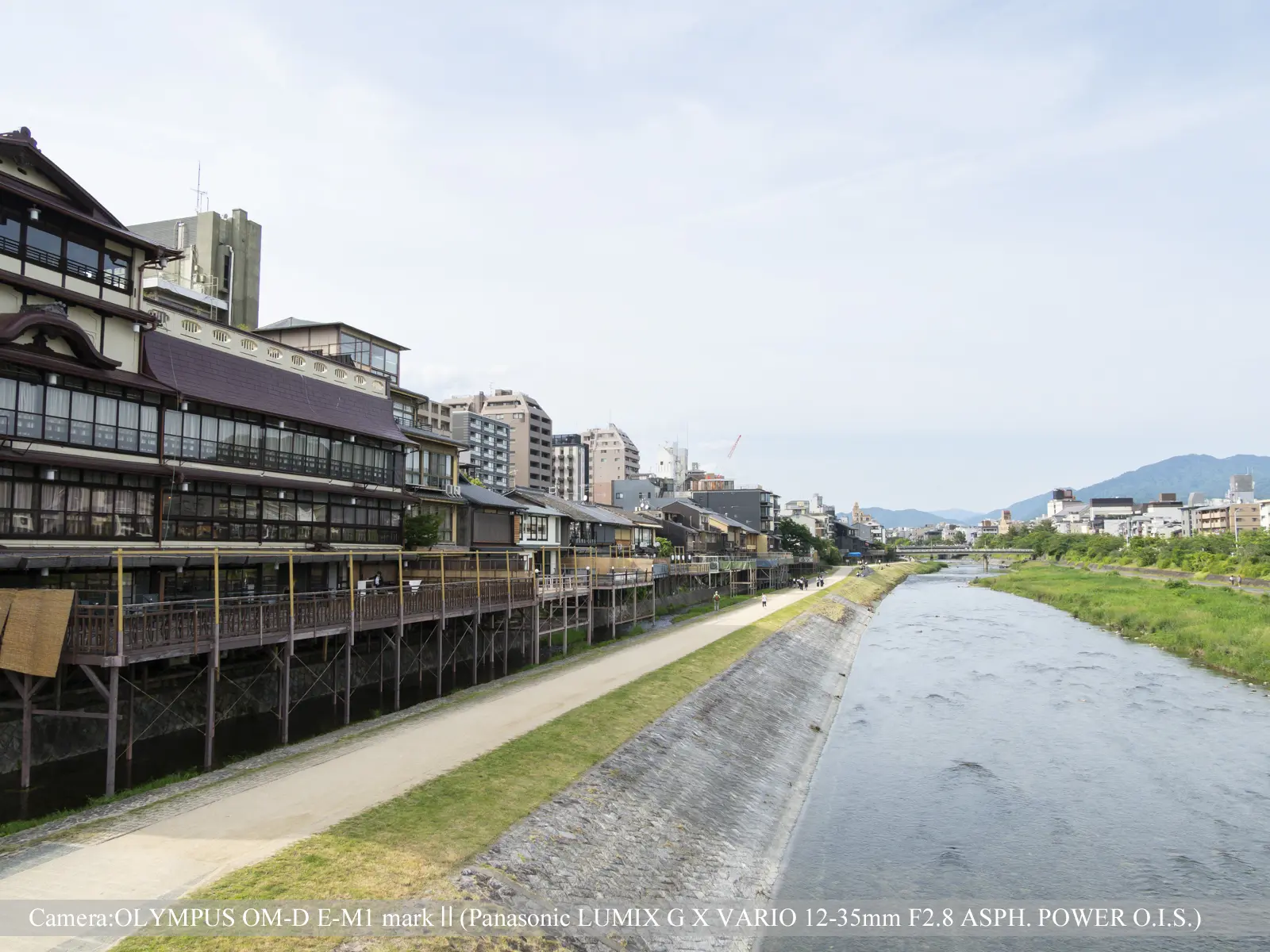 鴨川河川敷（松原橋より上流を望む）