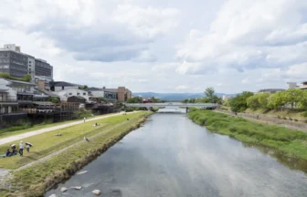 鴨川河川敷（三条大橋から上流を望む）
