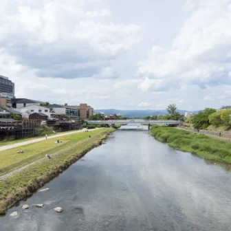 鴨川河川敷（三条大橋から上流を望む）